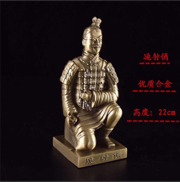 Tượng chiến binh đất nung chất liệu bằng đồng cao 22cm được chế tác mô phỏng lại theo bản gốc một cách hoàn hảo.Sản phẩm vẫn giữ nguyên được thần khí của một chiến binh mạnh mẽ,trung thành chấp hành mệnh lệnh một cách tuyệt đối.